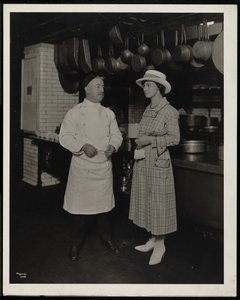 Chef Leoni en Miss Selley uit Toronto in de keuken van het Hotel Commodore, 1920